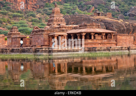 Bhuthanatha tempio sul lago Agastya, Badami, Karnataka, India Foto Stock