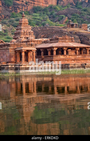 Bhuthanatha tempio sul lago Agastya, Badami, Karnataka, India Foto Stock