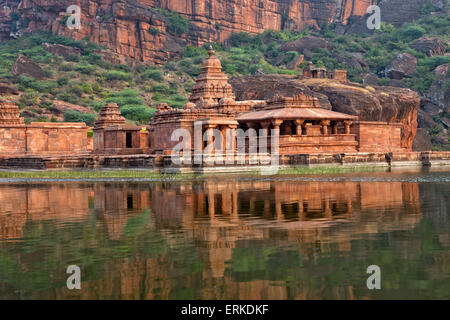 Bhuthanatha tempio sul lago Agastya, Badami, Karnataka, India Foto Stock