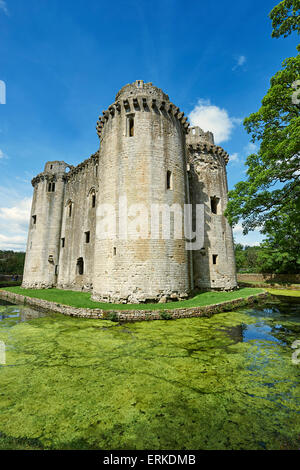 Il Castello di Nunney costruito nel 1370 da Sir John de la mera, Somerset, Inghilterra, Regno Unito Foto Stock