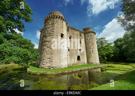 Il Castello di Nunney costruito nel 1370 da Sir John de la mera, Somerset, Inghilterra, Regno Unito Foto Stock