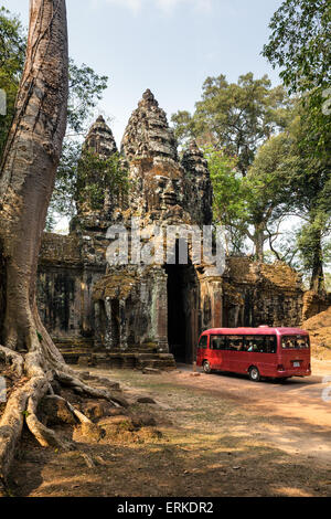 Bus davanti al cancello nord di Angkor Thom, Avalokiteshvara faccia tower, Angkor Thom, Siem Reap, Cambogia Foto Stock