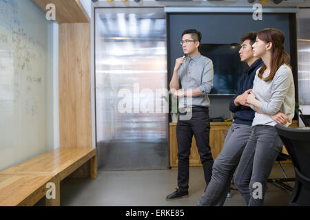 La gente di affari avente una riunione nella sala riunioni Foto Stock