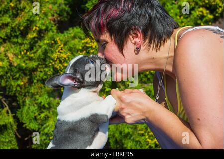 Donna e bulldog francese cucciolo Foto Stock