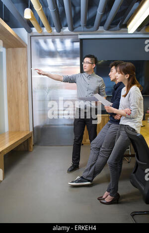 La gente di affari avente una riunione nella sala riunioni Foto Stock