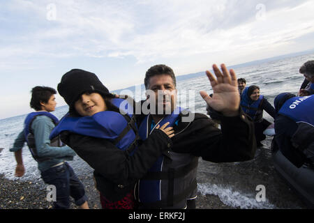 Lesbo, Grecia. Il 4 giugno, 2015. I rifugiati e i migranti provenienti in prevalenza dalla regione MENA terra sulla riva dell isola di Lesbo. Un paio di centinaia di rifugiati e migranti croce dalla Turchia alla Grecia quotidianamente. Credito: Nikolas Georgiou/ZUMA filo/ZUMAPRESS.com/Alamy Live News Foto Stock