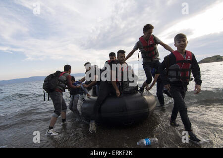 Lesbo, Grecia. Il 4 giugno, 2015. I rifugiati e i migranti provenienti in prevalenza dalla regione MENA terra sulla riva dell isola di Lesbo. Un paio di centinaia di rifugiati e migranti croce dalla Turchia alla Grecia quotidianamente. Credito: Nikolas Georgiou/ZUMA filo/ZUMAPRESS.com/Alamy Live News Foto Stock