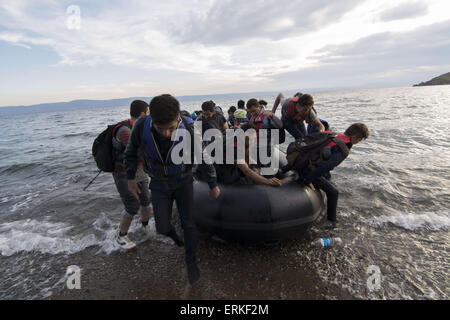 Lesbo, Grecia. Il 4 giugno, 2015. I rifugiati e i migranti provenienti in prevalenza dalla regione MENA terra sulla riva dell isola di Lesbo. Un paio di centinaia di rifugiati e migranti croce dalla Turchia alla Grecia quotidianamente. Credito: Nikolas Georgiou/ZUMA filo/ZUMAPRESS.com/Alamy Live News Foto Stock