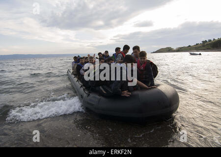 Lesbo, Grecia. Il 4 giugno, 2015. I rifugiati e i migranti provenienti in prevalenza dalla regione MENA terra sulla riva dell isola di Lesbo. Un paio di centinaia di rifugiati e migranti croce dalla Turchia alla Grecia quotidianamente. Credito: Nikolas Georgiou/ZUMA filo/ZUMAPRESS.com/Alamy Live News Foto Stock