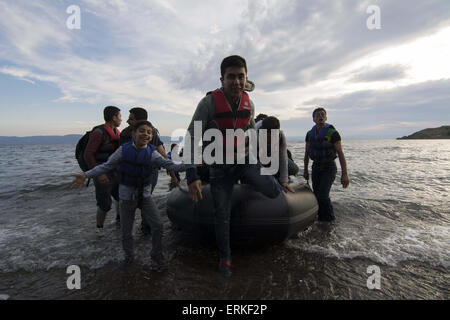 Lesbo, Grecia. Il 4 giugno, 2015. I rifugiati e i migranti provenienti in prevalenza dalla regione MENA terra sulla riva dell isola di Lesbo. Un paio di centinaia di rifugiati e migranti croce dalla Turchia alla Grecia quotidianamente. Credito: Nikolas Georgiou/ZUMA filo/ZUMAPRESS.com/Alamy Live News Foto Stock