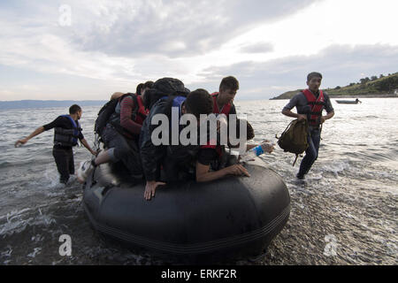 Lesbo, Grecia. Il 4 giugno, 2015. I rifugiati e i migranti provenienti in prevalenza dalla regione MENA terra sulla riva dell isola di Lesbo. Un paio di centinaia di rifugiati e migranti croce dalla Turchia alla Grecia quotidianamente. Credito: Nikolas Georgiou/ZUMA filo/ZUMAPRESS.com/Alamy Live News Foto Stock