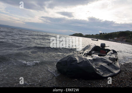 Lesbo, Grecia. Il 4 giugno, 2015. Un inflattable imbarcazione utilizzata dai migranti e rifugiati derive a terra sull'isola di Lesbo. Un paio di centinaia di rifugiati e migranti croce dalla Turchia alla Grecia quotidianamente. Credito: Nikolas Georgiou/ZUMA filo/ZUMAPRESS.com/Alamy Live News Foto Stock