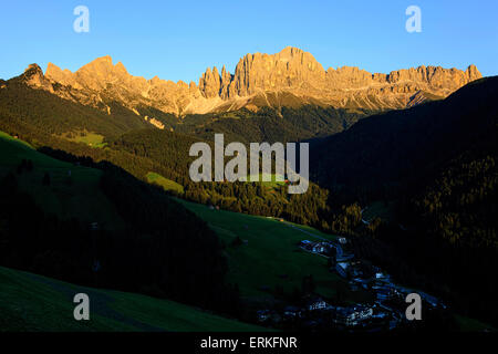 Giardino delle Rose gruppo di montagna con villaggio in primo piano, livelli,pneumatici, Alto Adige, Alto Adige, Italia Foto Stock