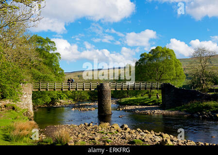 Passerella sul fiume Swale vicino Muker, Swaledale, Yorkshire Dales National Park, North Yorkshire, Inghilterra, Regno Unito Foto Stock