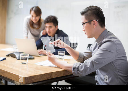 Lavoratori IT nello sviluppo digitale compressa Foto Stock