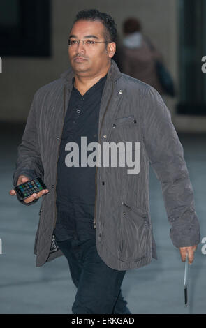 Andrew Marr visualizza gli arrivi presso il Centro Televisivo della BBC. Dotato di: Krishnan Guru-Murthy dove: Londra, Regno Unito quando: 30 Nov 2014 Credit: Daniel Deme/WENN.com Foto Stock