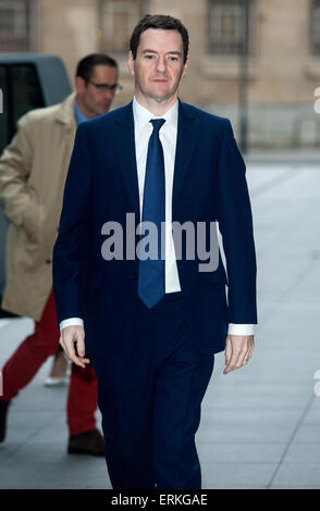 Andrew Marr visualizza gli arrivi presso il Centro Televisivo della BBC. Dotato di: George Osborne dove: Londra, Regno Unito quando: 30 Nov 2014 Credit: Daniel Deme/WENN.com Foto Stock