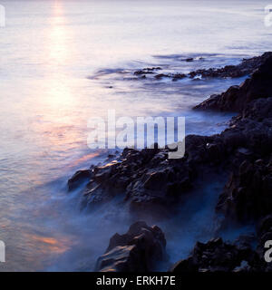 Sunset Ogmore dal mare Vale of Glamorgan Galles del Sud Foto Stock