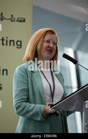 Londra, UK, 4 giugno 2015, Victoria Borwick, MP di Kensington e Chelsea, parla come insegnanti unisciti a sanità e istruzione esperti presso il Municipio per discutere di salute e benessere nelle scuole. Credito: Keith Larby/Alamy Live News Foto Stock