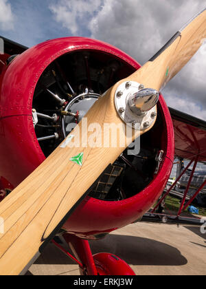 Il motore e l'elica di un Waco sport biplano,a Aerexpo 2015 aviation evento,a Sywell airfield,Northamptonshire, Gran Bretagna Foto Stock