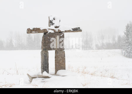 Coperta di neve inuksuk. . Queste strutture si trovano dall'Alaska alla Groenlandia. Questa regione, al di sopra del Circolo Polare Artico, è dominato dalla tundra biome un Foto Stock