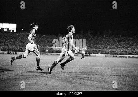 Coppa europea Secondo Round seconda gamba corrisponde alla città di massa. Il Nottingham Forest 5 v AEK Atene 1. Sharpshooters Garry Birtles (sinistra) e Tony Woodcock sprint verso il perimetro di sinistra per celebrare con arch-creatore John Robertson, che ha appena posato su un tipico individuare croce per beccacce a nod il secondo obiettivo. 1 novembre 1978. Foto Stock