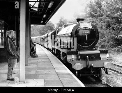 Il London Midland e ferrovia scozzese (LMS) principessa Royal Class n. 6201 Pacific locomotiva a vapore arriva a Denham Stazione presso la parte anteriore di un Euston a Birmingham centocinquantesimo anniversario speciale. Xvii Settembre 1988. Foto Stock