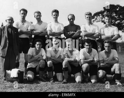 Alvechurch football club team group pic. Fila posteriore sinistra a destra: Benjam (trainer), C Steadman, Houghton, D Staedman, Gould, Geer e Wilmmott. Bancata anteriore: Tayloy, Shaw, Folkes, Lavin e Walcroft. Il 2 settembre 1958. Foto Stock