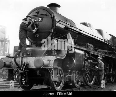 Il London Midland e scozzese classe giubilare locomotiva a vapore 5740 Munster essendo preparato da parte dei lavoratori per una notte l'esecuzione. Il 2 aprile 1940. Foto Stock