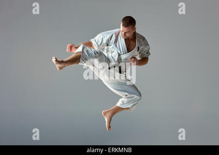 Uomo in bianco kimono karate di formazione Foto Stock
