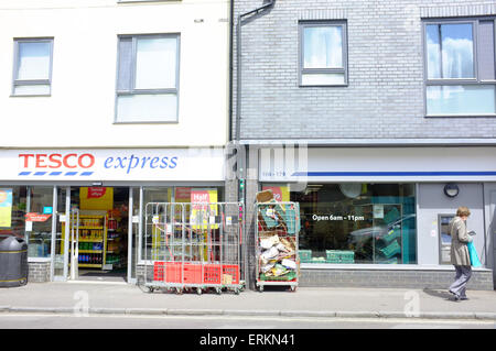 Un pedone cammina davanti a un supermercato Tesco Express store in Bristol. Foto Stock