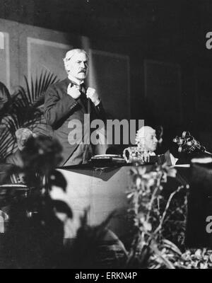 Leader laburista e il Primo Ministro Ramsay MacDonald parlando a Leicester dopo aver ricevuto la libertà della città il 29 ottobre 1929 Foto Stock