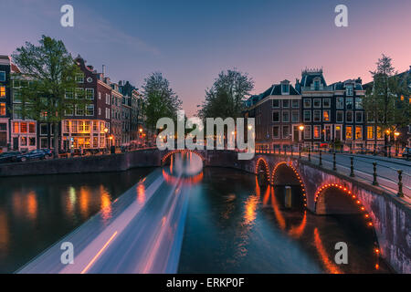 Una serata sui canali vicino il Keizersgracht a Amsterdam, Paesi Bassi. Foto Stock