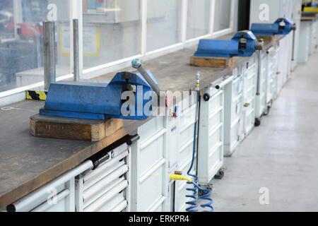 Pinze morsa sul banco di lavoro in fabbrica hall. Foto Stock