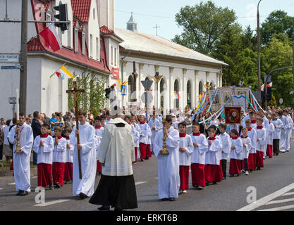 Slubice, Polonia. 04 Giugno, 2015. I partecipanti in una processione del Corpus Domini provengono dalla chiesa di S. Maria nella città di Slubice, Polonia, 04 giugno 2015. La vacanza il Corpus Domini viene celebrato in particolare in Polonia. Foto: PATRICK PLEUL/dpa/Alamy Live News Foto Stock