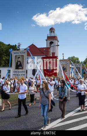 Slubice, Polonia. 04 Giugno, 2015. I partecipanti in una processione del Corpus Domini provengono dalla chiesa di S. Maria nella città di Slubice, Polonia, 04 giugno 2015. La vacanza il Corpus Domini viene celebrato in particolare in Polonia. Foto: PATRICK PLEUL/dpa/Alamy Live News Foto Stock