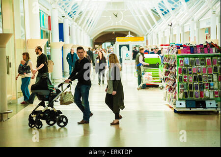 GV gli acquirenti della serpentina Green Shopping Centre Peterborough PE7 8ESSERE REGNO UNITO retail Foto Stock