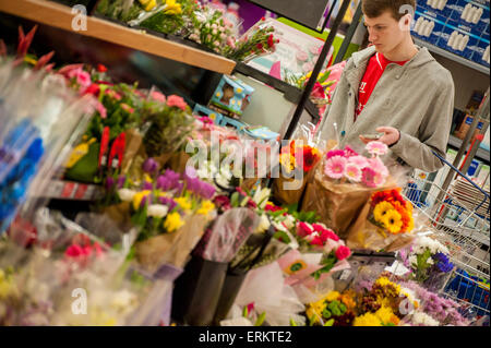 Tesco fioristi extra @ serpentina Green Shopping Centre, Peterborough PE7 8essere. Il sito è di proprietà di British Land PLC Foto Stock