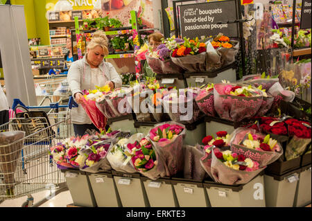 Tesco fioristi extra @ serpentina Green Shopping Centre, Peterborough PE7 8essere. Il sito è di proprietà di British Land PLC Foto Stock