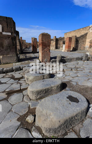 Strada di ciottoli pietre miliari, le rovine romane di Pompei, Sito Patrimonio Mondiale dell'UNESCO, Campania, Italia, Europa Foto Stock