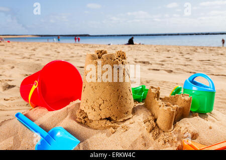 Castello di sabbia sulla spiaggia Foto Stock