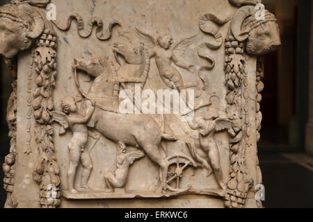 Altare dedicato a Marte e Venere. 1° C. Da Ostia Antica. Sollievo. Cupido e Biga (ottobre cavallo). Ai sacrifici di animali su Marte. Foto Stock