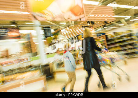 Tesco extra area deli serpentina Green Shopping Centre, Peterborough PE7 8essere. Il sito è di proprietà di British Land PLC Foto Stock