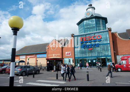 GV gli acquirenti della serpentina Green Shopping Centre Peterborough PE7 8ESSERE REGNO UNITO retail Foto Stock