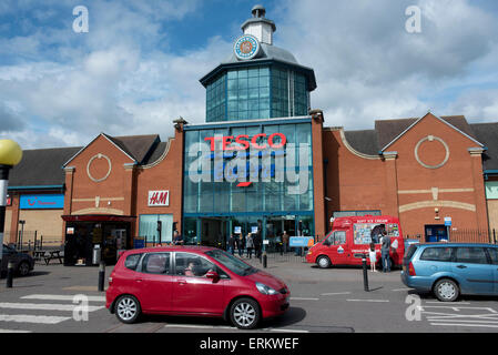 GV gli acquirenti della serpentina Green Shopping Centre Peterborough PE7 8ESSERE REGNO UNITO retail Foto Stock