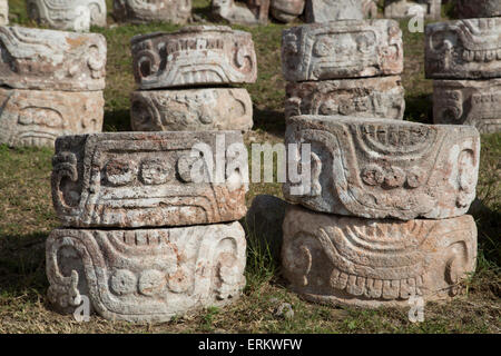 I glifi di pietra di fronte al palazzo di maschere, Kabah sito archeologico, Yucatan, Messico, America del Nord Foto Stock