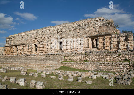 I glifi di pietra di fronte al palazzo di maschere, Kabah sito archeologico, Yucatan, Messico, America del Nord Foto Stock