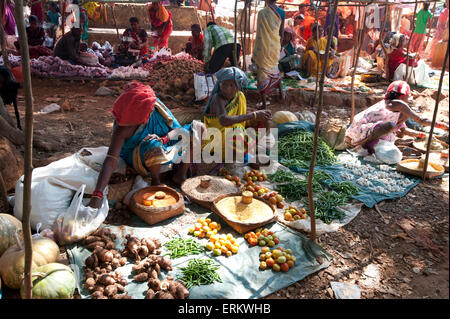 Bancarelle di ortaggi in Mali settimanale mercato tribale, Guneipada, distretto di Koraput, Orissa (Odisha), India, Asia Foto Stock