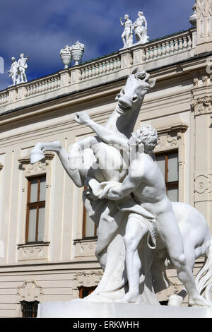 Statua che si trova nella parte anteriore del Palazzo Belvedere, Vienna, Austria, Europa Foto Stock