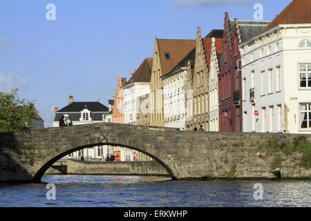 Vecchi palazzi sul Canal, Bruges, Belgio, Europa Foto Stock